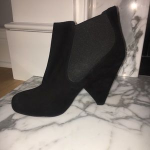 Tapeet suede ankle booties